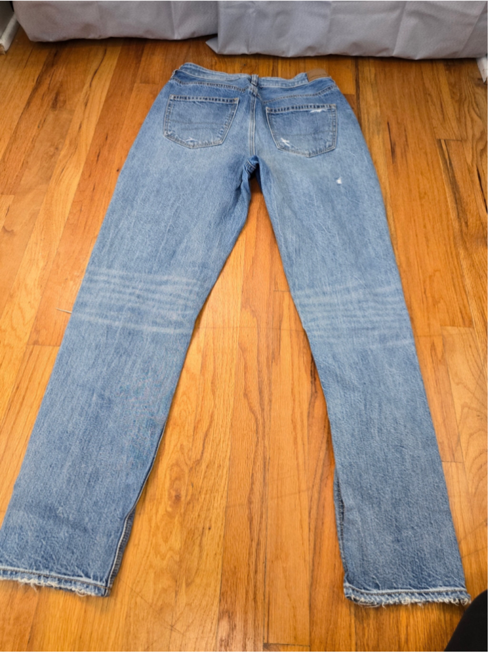 Women's American Eagle Mom Jeans Size 8 Blue Distressed Straight Leg - Picture 2 of 6